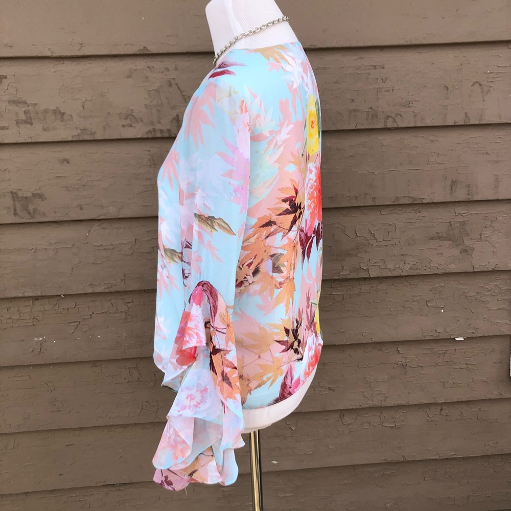 Vince Camuto faded bloom ruffle sleeve blouse - Picture 3 of 8